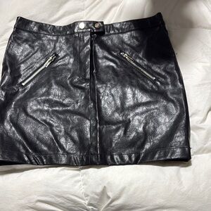 Chic Black Leather Mini Skirt with Zipper Details